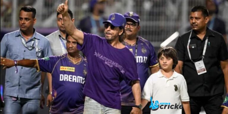 After KKR wins, Shah Rukh Khan and AbRam embrace the fans with charm.